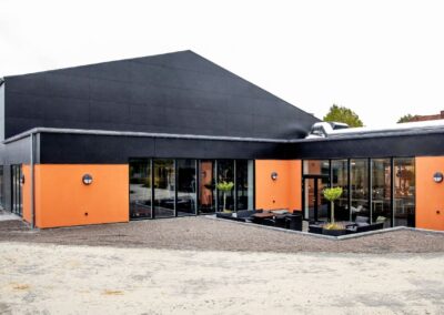 Ny multihal opført af IDEBYG for Halstedhus Efterskole på Lolland som del af en totalentreprise med kantinerenovering og nye elevværelser.