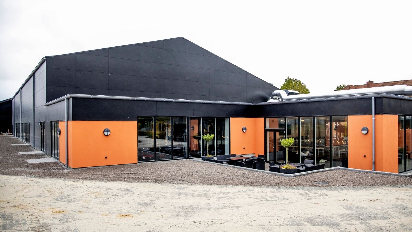 Ny multihal opført af IDEBYG for Halstedhus Efterskole på Lolland som del af en totalentreprise med kantinerenovering og nye elevværelser.