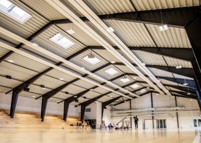 Indvendigt billede af den nye multihal opført af IDEBYG for Halstedhus Efterskole på Lolland.