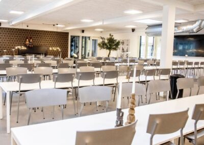 Renoveret kantine på Halstedhus Efterskole på Lolland udført af IDEBYG som del af en totalentreprise.