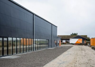 Facade på den nye multihal opført af IDEBYG for Halstedhus Efterskole på Lolland.