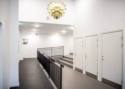 Indgang og gangareal på Halstedhus Efterskole på Lolland udført af IDEBYG som del af en totalentreprise.