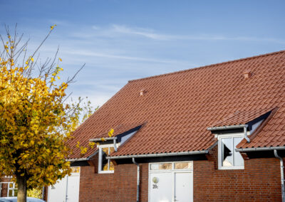 Færdigt tag på boligblok efter tagrenovering i Sakskøbing på Lolland